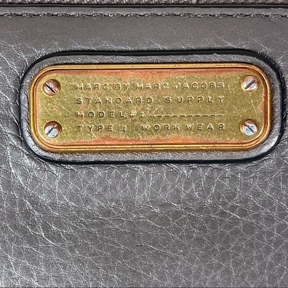 MARC BY MARC JACOBS Gray Leather Gold Zip Closure Clutch Wristlet Wallet - Picture 8 of 11